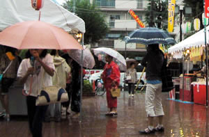 雨の滝山夏祭り