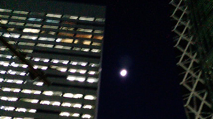 ビル街の月