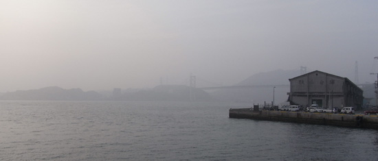 関門架橋も霧の中