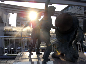 小倉駅前の祇園太鼓の像