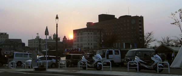 11月13日の夕陽は門司港ホテルの陰に