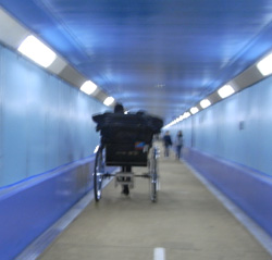 関門トンネルの中の人力車