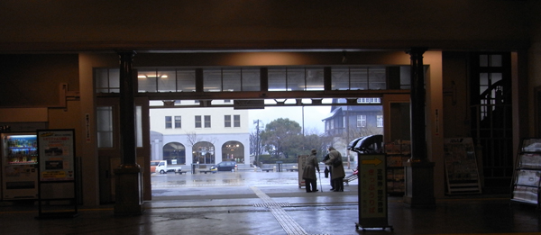 雨の日の駅