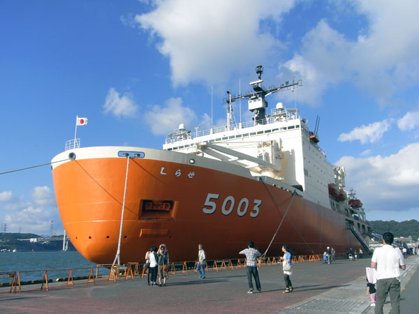 南極観測船「しらせ」が停泊