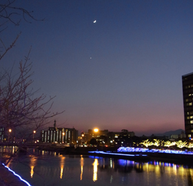 紫川沿いの光と月と星