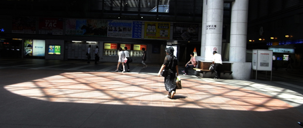 小倉駅の影