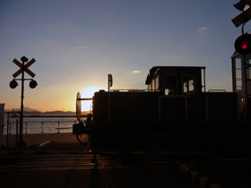 トロッコ電車と夕日