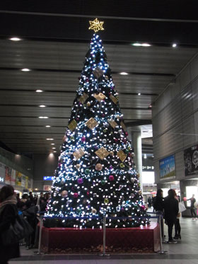 駅改札のクリスマスツリー