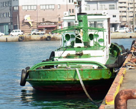 緑色のペンキの船