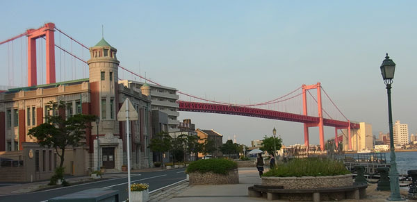 若戸大橋とレトロな建物