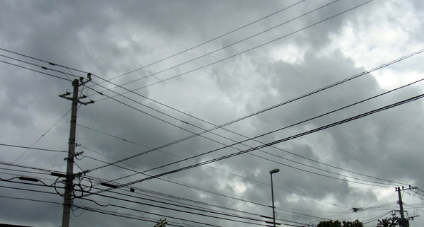 蒲生のバス停で雲の流れを見る
