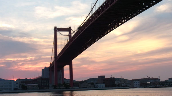 若戸大橋と夕陽