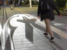 小倉駅の足元を走るシンボル