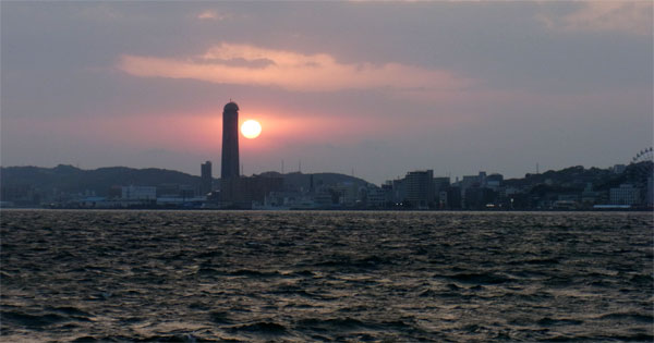 海峡ユメタワーに沈む夕日