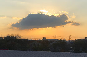 ベランダの雲の中の夕日