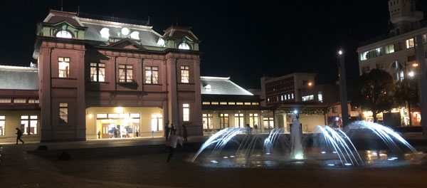 夜の門司港駅と噴水