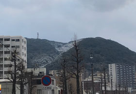 雪が残る山