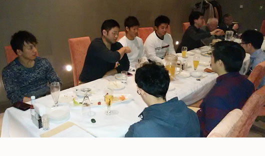 二水会で歓談